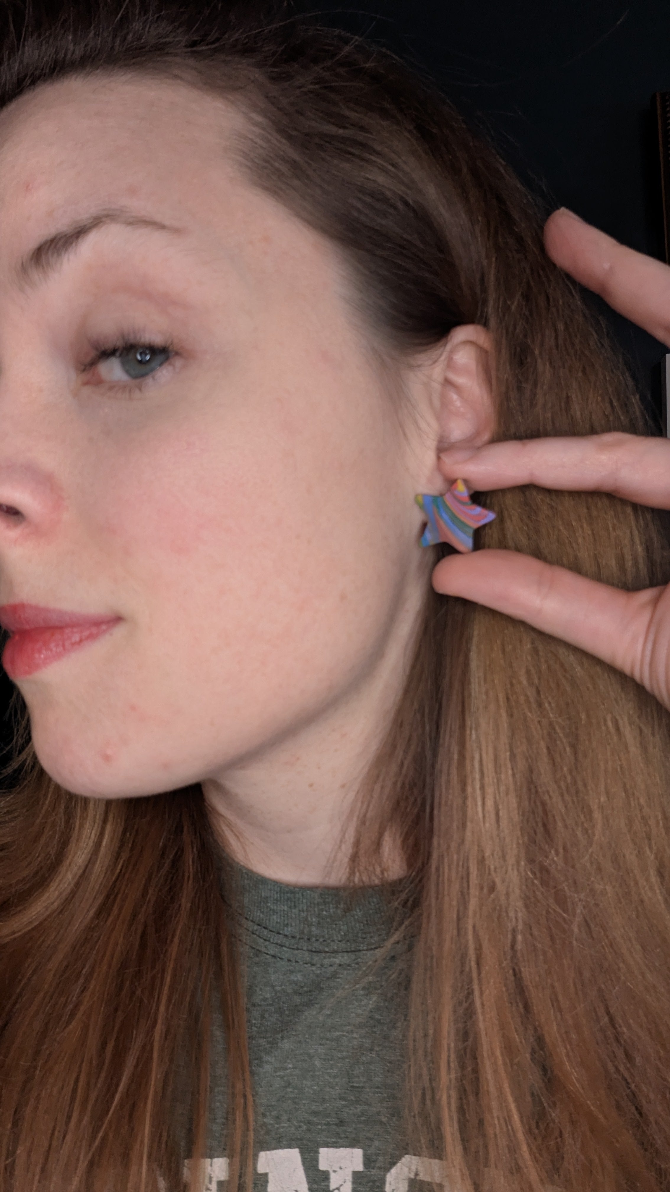 Boucles d'oreilles en pâte polymère à clous en forme d'étoile arc-en-ciel pour oreilles percées. Bijoux faits main parfaits pour offrir, fabriqués dans le Michigan, aux États-Unis