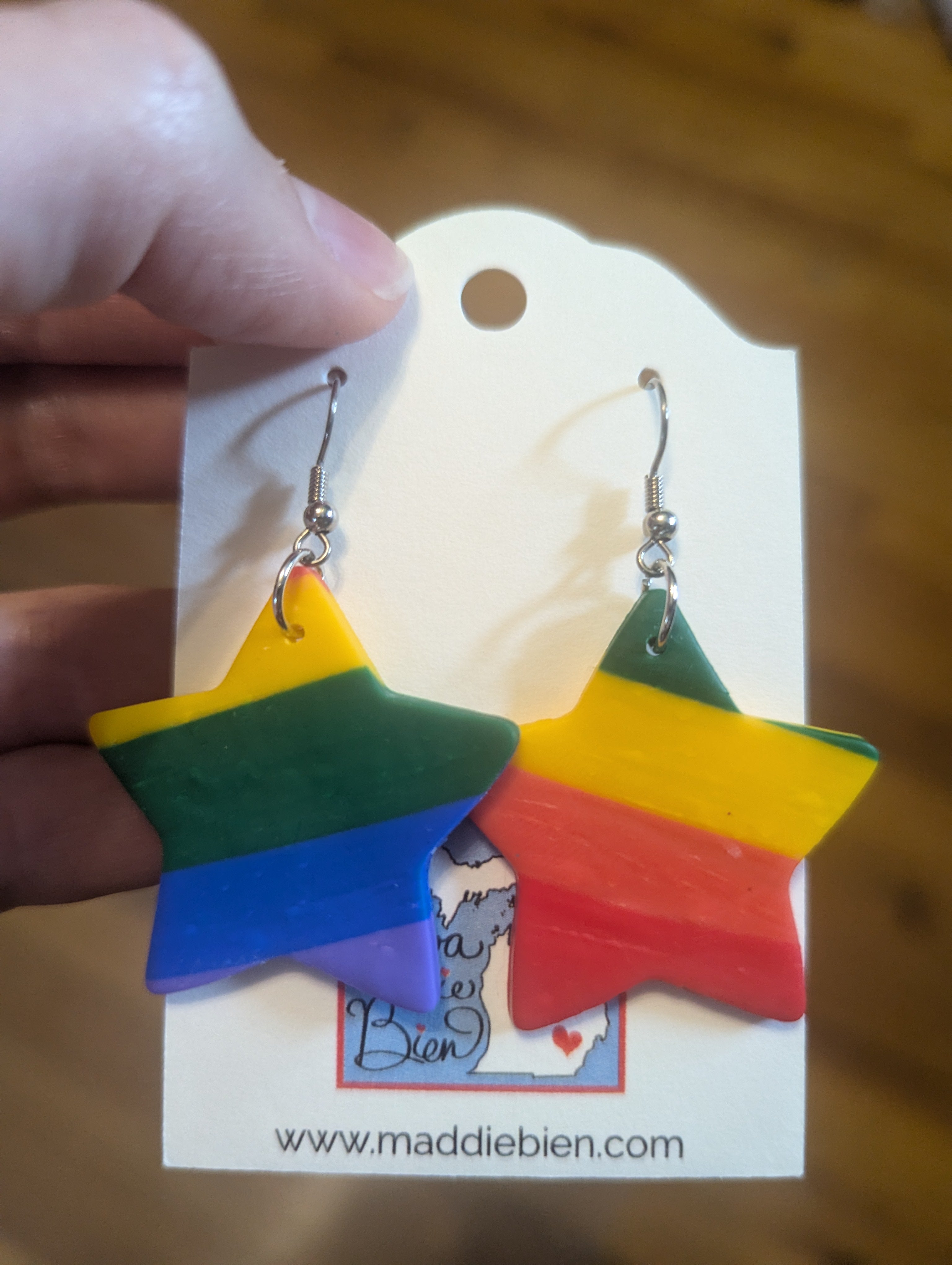 Boucles d'oreilles en pâte polymère en forme d'étoile arc-en-ciel pour oreilles percées ! Bijoux faits main parfaits pour offrir, fabriqués dans le Michigan, aux États-Unis. Ambiance joyeuse et colorée.