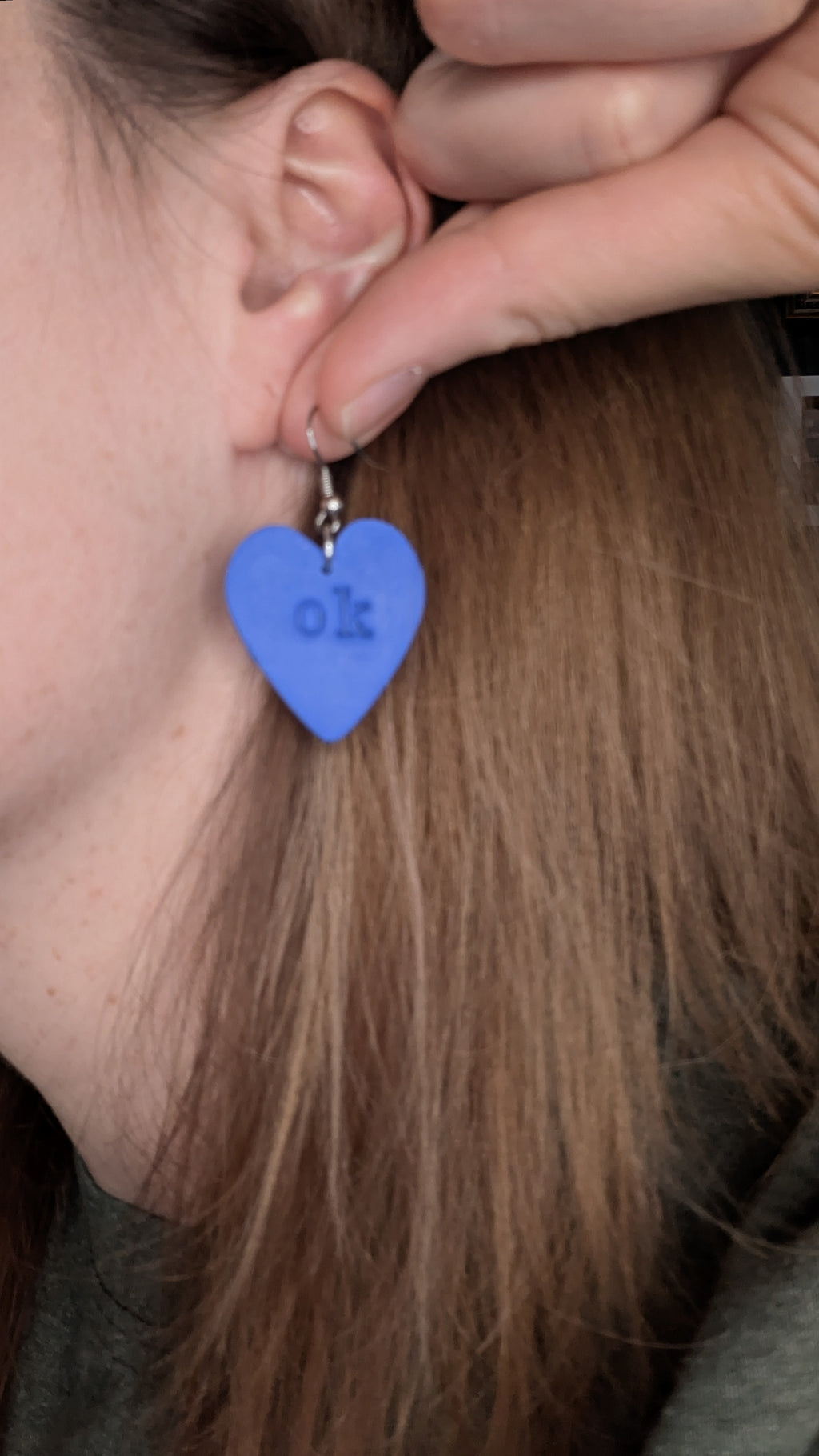 Boucles d'oreilles en pâte polymère I'm ok, pour oreilles percées. Bijoux faits main parfaits pour offrir, fabriqués dans le Michigan, USA. Cadeau rappelant la santé mentale