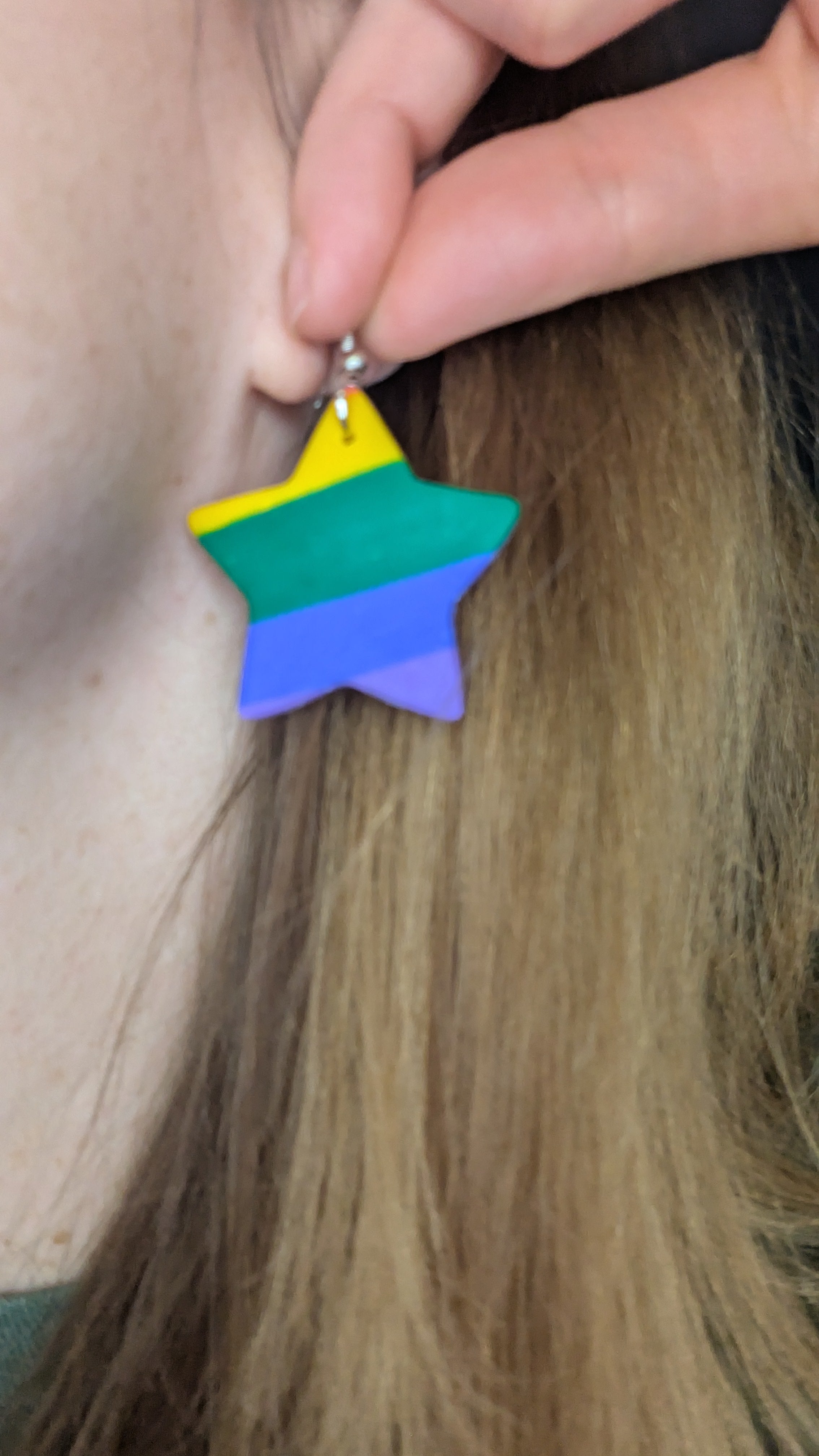 Boucles d'oreilles en pâte polymère en forme d'étoile arc-en-ciel pour oreilles percées ! Bijoux faits main parfaits pour offrir, fabriqués dans le Michigan, aux États-Unis. Ambiance joyeuse et colorée.