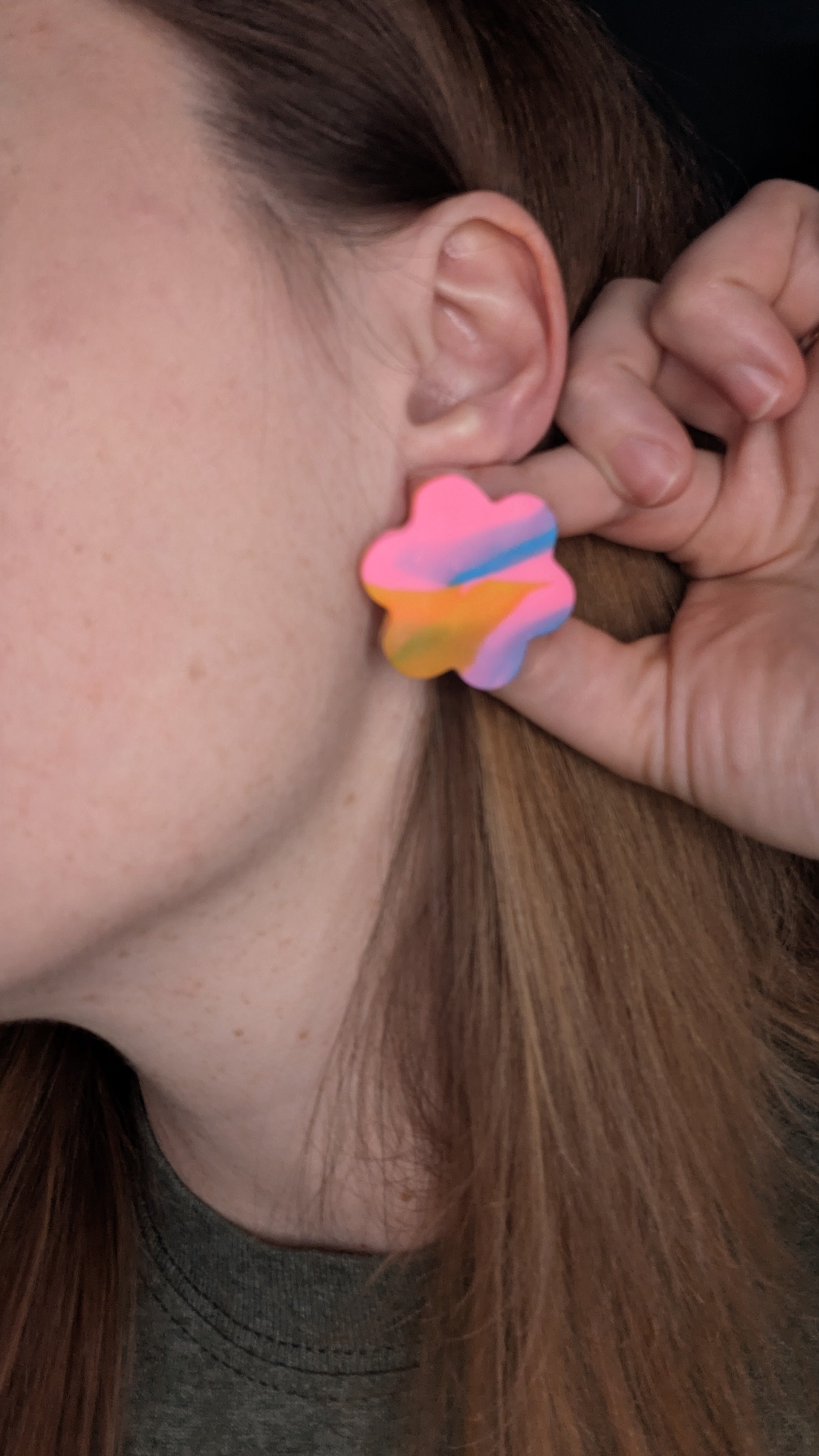 Boucles d'oreilles à tige en forme de fleur aux couleurs vives, pour oreilles percées, bijoux faits main parfaits pour offrir, fabriqués dans le Michigan, États-Unis. Jaune, bleu et rose