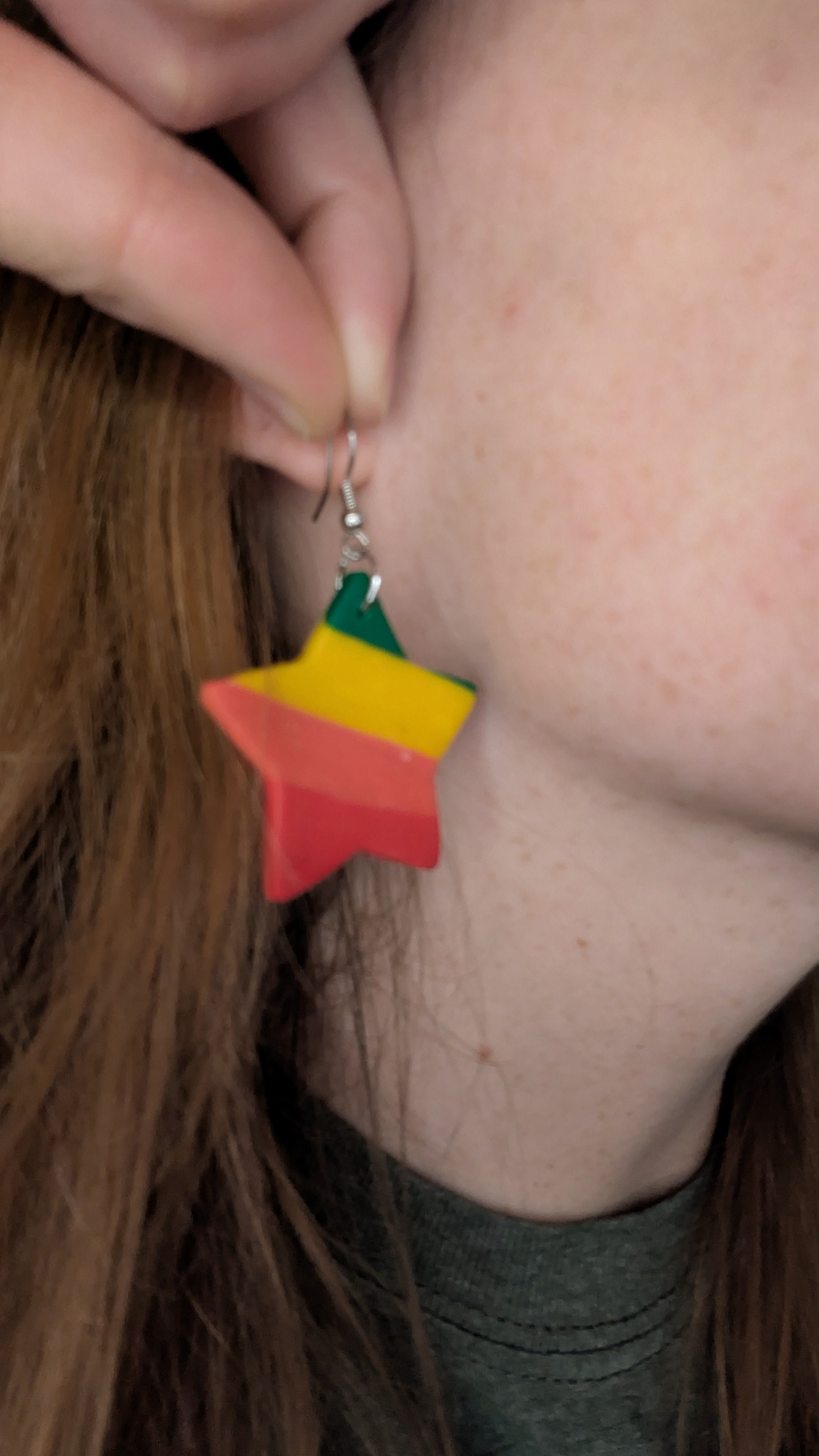 Boucles d'oreilles en pâte polymère en forme d'étoile arc-en-ciel pour oreilles percées ! Bijoux faits main parfaits pour offrir, fabriqués dans le Michigan, aux États-Unis. Ambiance joyeuse et colorée.