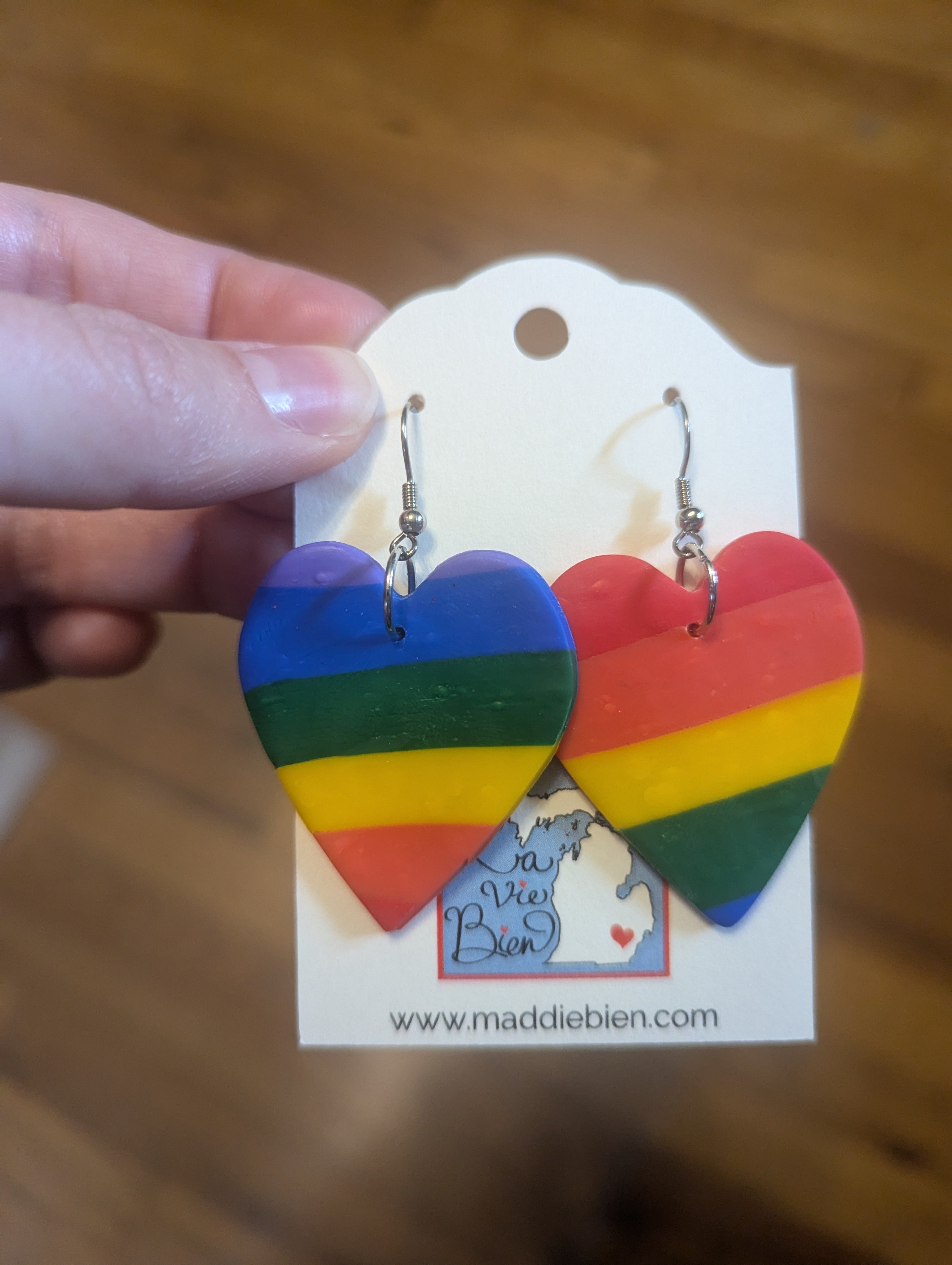 Boucles d'oreilles en pâte polymère en forme de cœur arc-en-ciel, pour oreilles percées. Bijoux faits main parfaits pour offrir, fabriqués dans le Michigan, aux États-Unis ! Colorés ! Dynamiques ! Joyeux