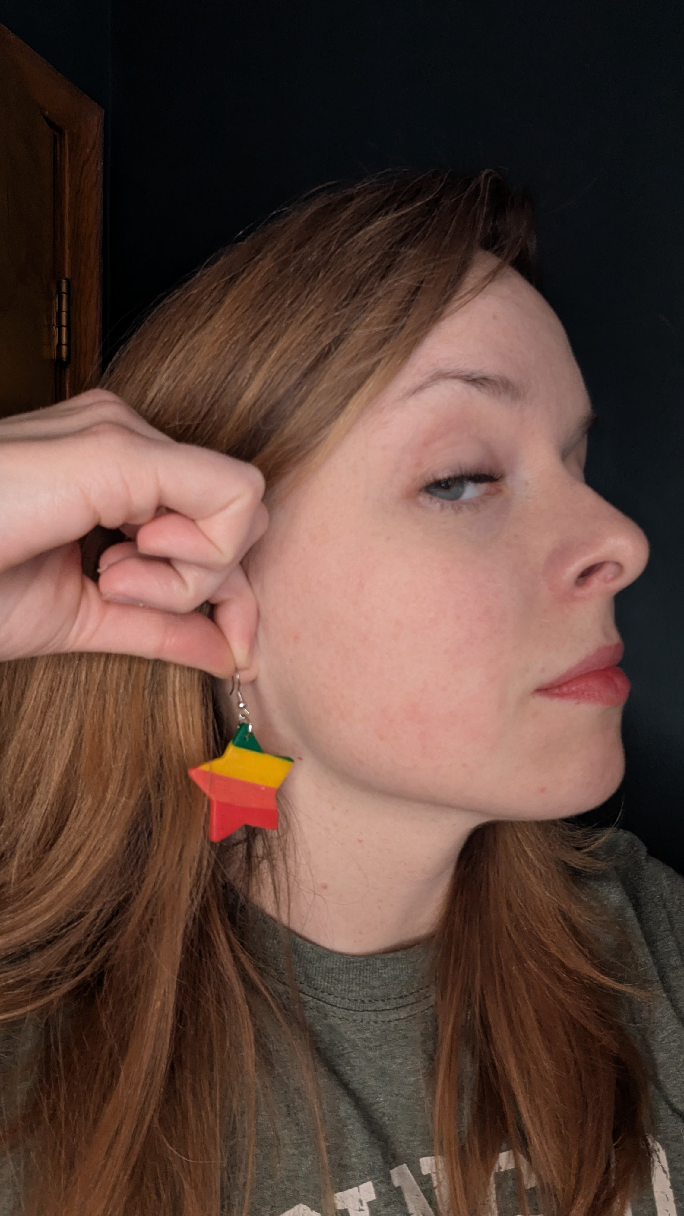 Boucles d'oreilles en pâte polymère en forme d'étoile arc-en-ciel pour oreilles percées ! Bijoux faits main parfaits pour offrir, fabriqués dans le Michigan, aux États-Unis. Ambiance joyeuse et colorée.