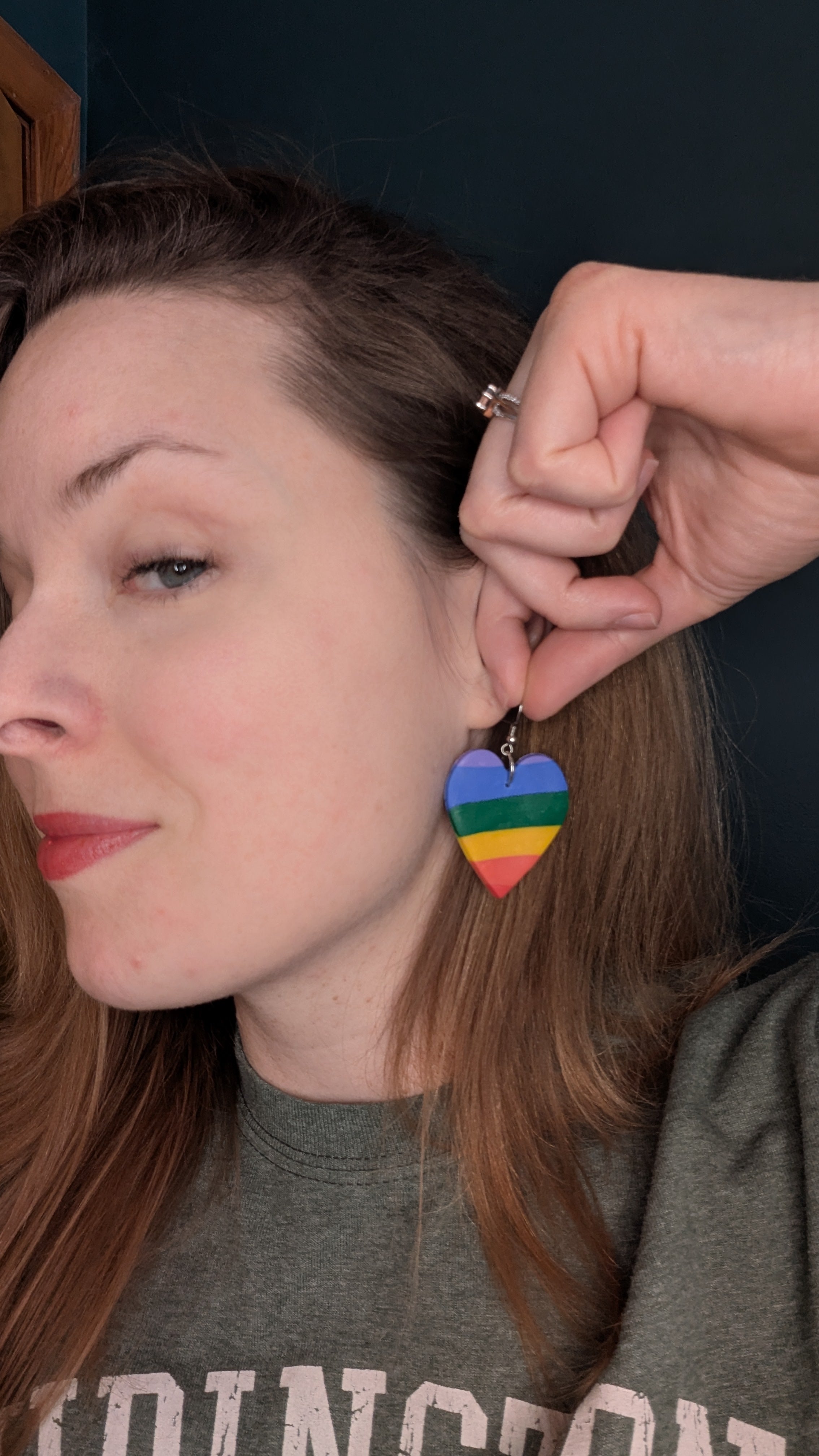 Boucles d'oreilles en pâte polymère en forme de cœur arc-en-ciel, pour oreilles percées. Bijoux faits main parfaits pour offrir, fabriqués dans le Michigan, aux États-Unis ! Colorés ! Dynamiques ! Joyeux