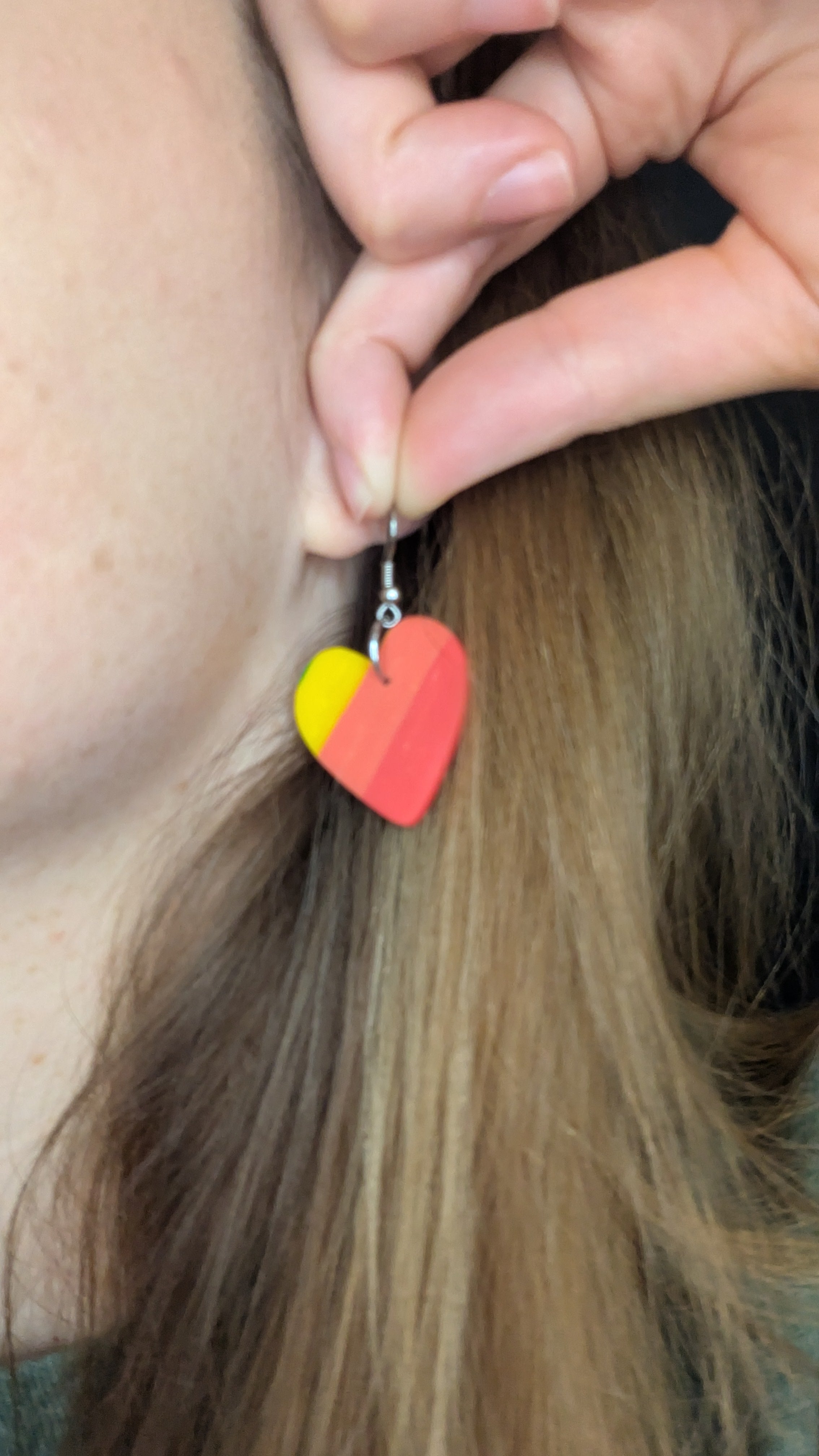 Boucles d'oreilles en pâte polymère en forme de cœur arc-en-ciel, pour oreilles percées, bijoux faits à la main parfaits pour offrir, fabriqués dans le Michigan, aux États-Unis. Coloré