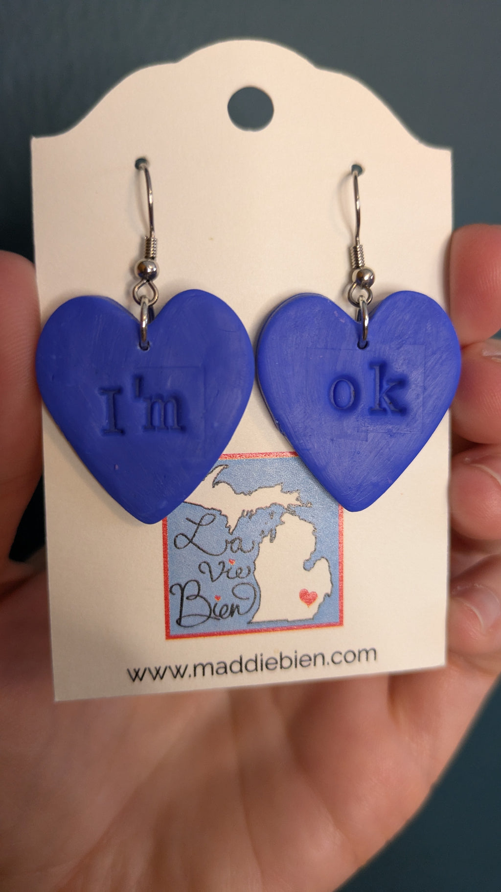 Boucles d'oreilles en pâte polymère I'm ok, pour oreilles percées. Bijoux faits main parfaits pour offrir, fabriqués dans le Michigan, USA. Cadeau rappelant la santé mentale