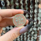 The Best Mom Ever Round Pink Enamel Pin on Gift Card Pins La Vie Bien The Best Mom Ever Round Pink Enamel Pin on Gift Card
