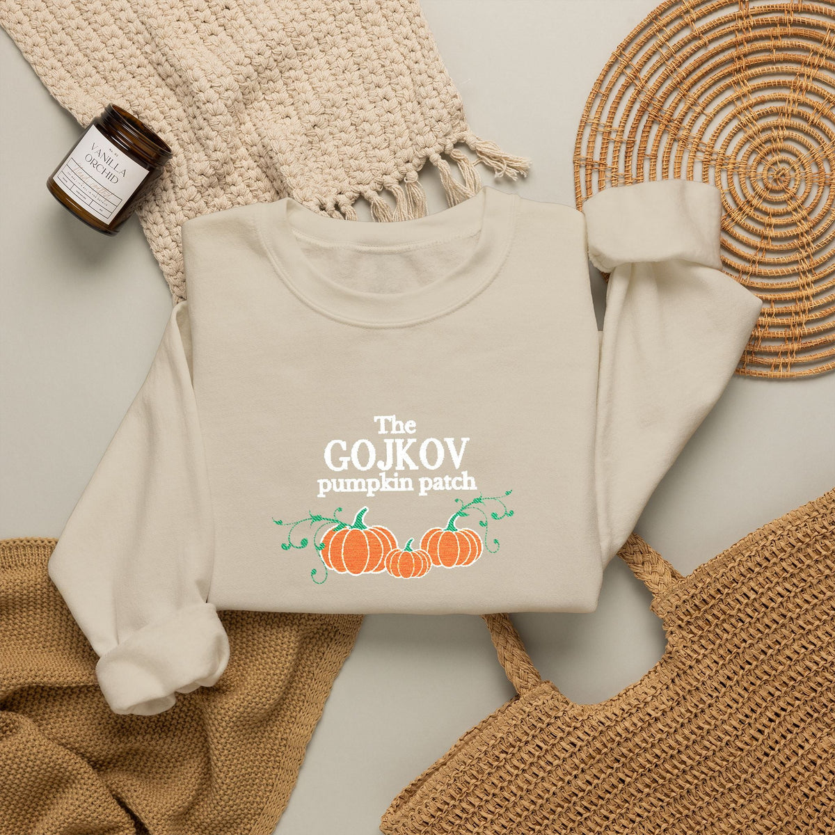 The family pumpkin patch embroidered customizable Sweatshirt with family name, pregnancy announcement sweater for Autumn Sweatshirt La Vie Bien The family pumpkin patch embroidered customizable Sweatshirt with family name, pregnancy announcement sweater for Autumn