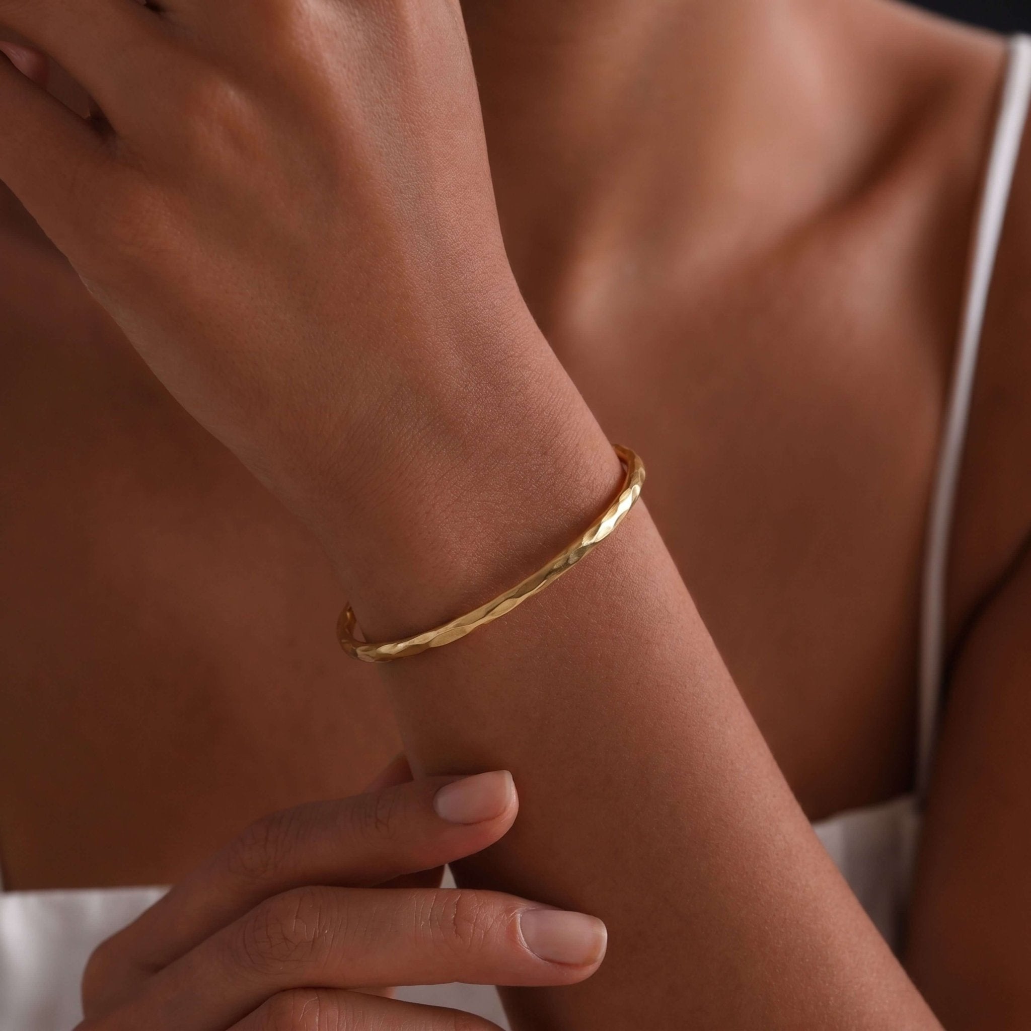 Thin Circular Textured Brass Bangle for Women - Raha Bracelets La Vie Bien Thin Circular Textured Brass Bangle for Women - Raha