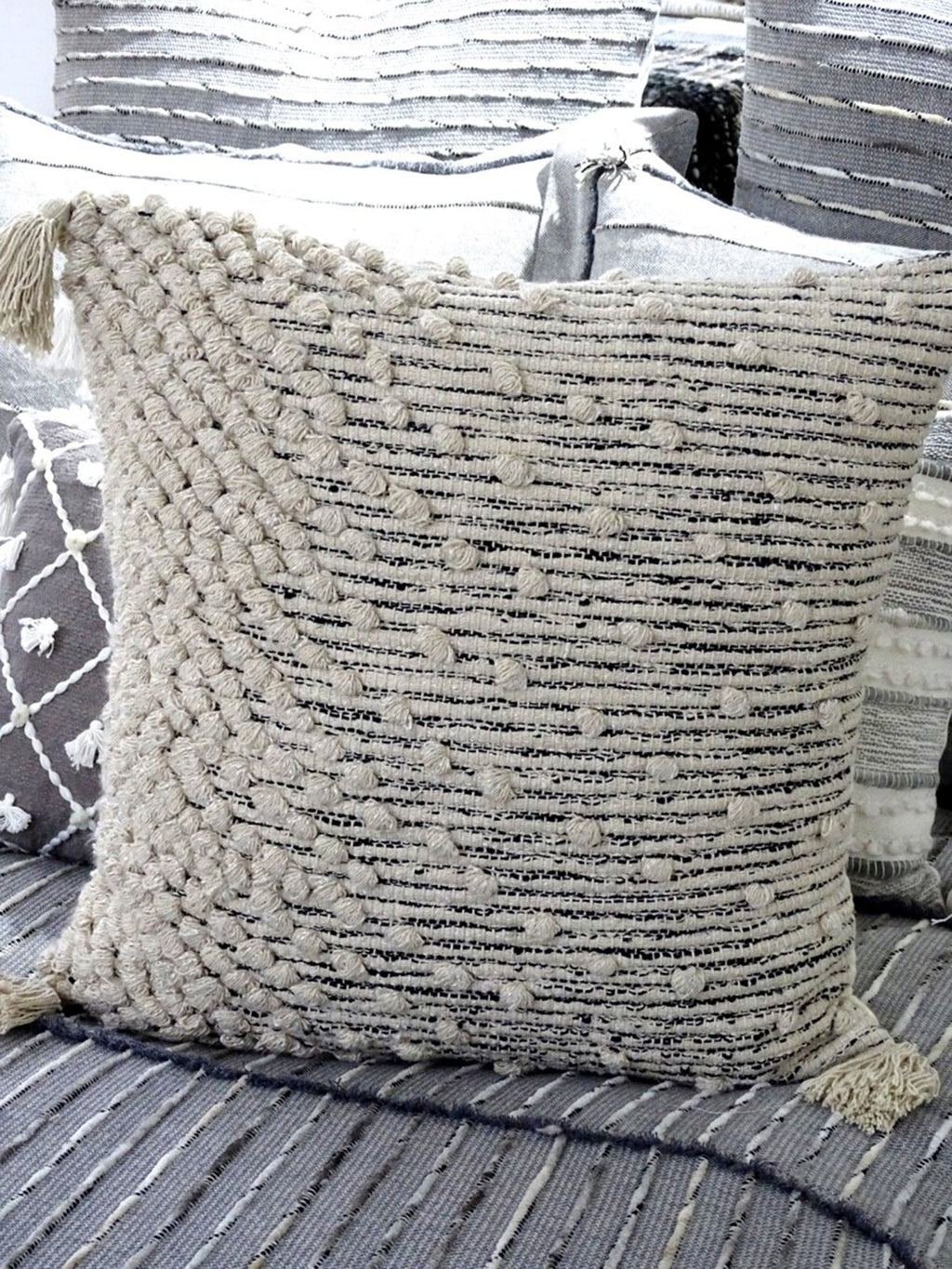 Throw Pillow Cover Beige Woven 20" X 20" with Insert Home Furnishings La Vie Bien Throw Pillow Cover Beige Woven 20" X 20" with Insert