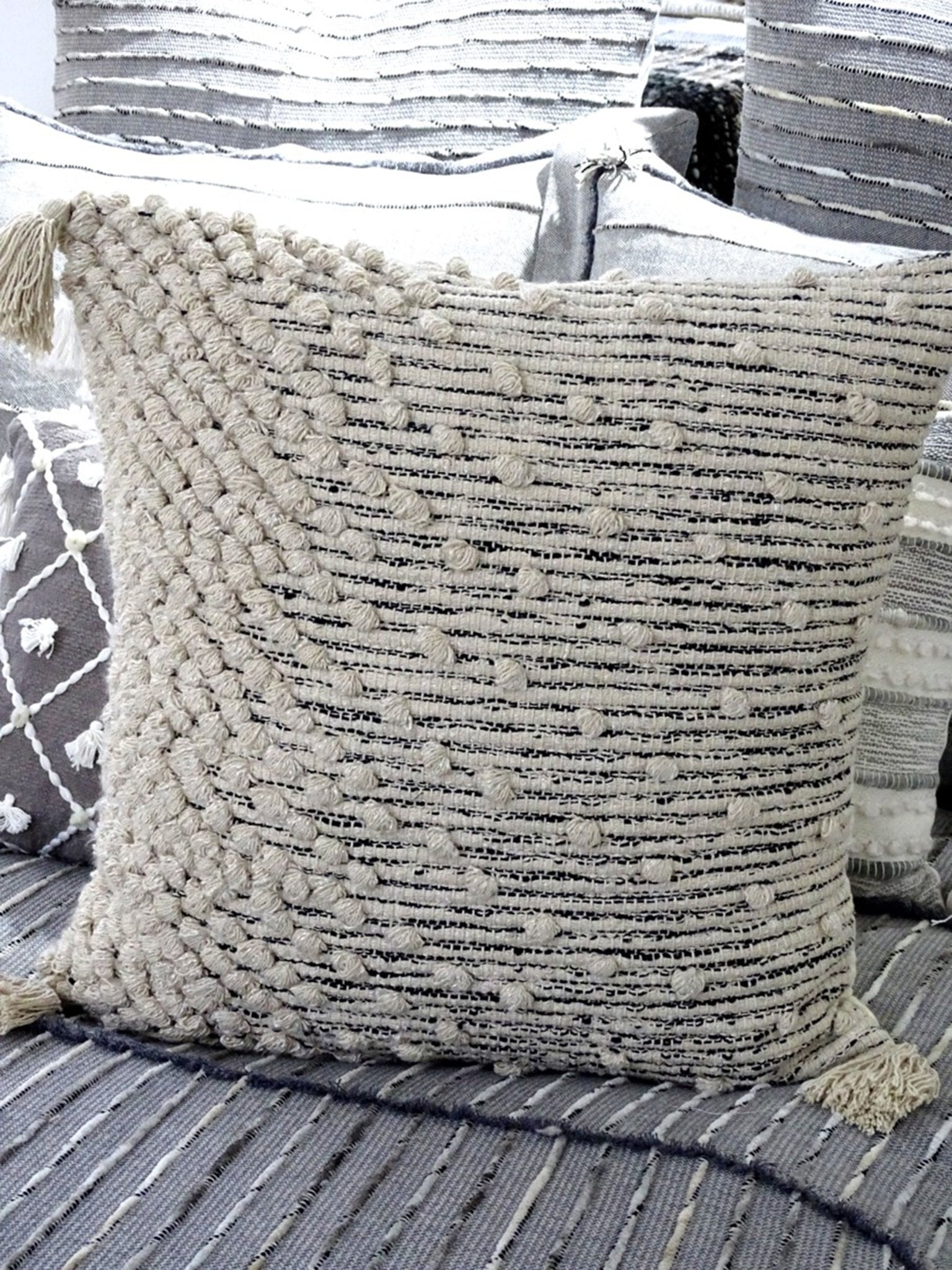 Throw Pillow Cover Beige Woven 20" X 20" with Insert Home Furnishings La Vie Bien Throw Pillow Cover Beige Woven 20" X 20" with Insert