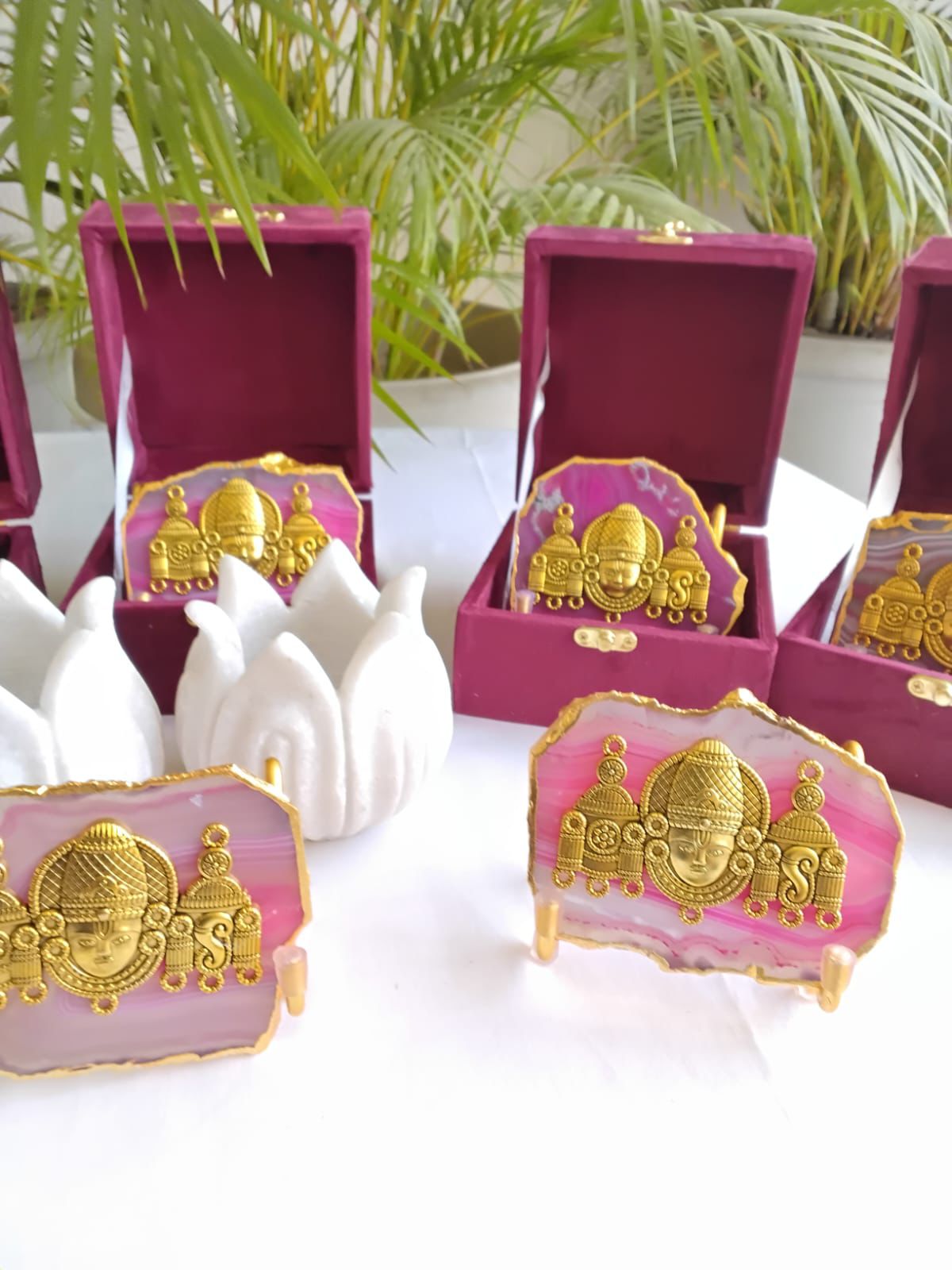 Tirupati Balaji on Natural Agate Stone with Stand & Suede Gift Box - Premium Gift for Any Occasion La Vie Bien Tirupati Balaji on Natural Agate Stone with Stand & Suede Gift Box - Premium Gift for Any Occasion