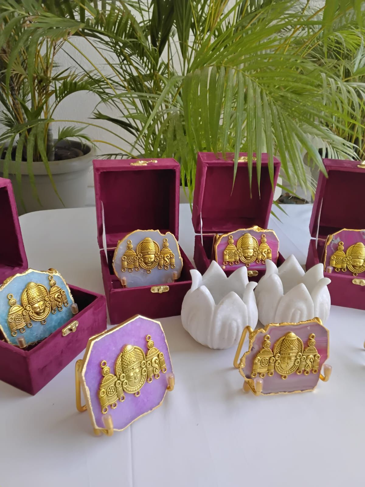Tirupati Balaji on Natural Agate Stone with Stand & Suede Gift Box - Premium Gift for Any Occasion La Vie Bien Tirupati Balaji on Natural Agate Stone with Stand & Suede Gift Box - Premium Gift for Any Occasion