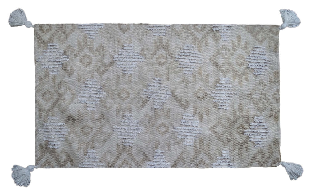Tufted accent rug with corner tussels (25"x45") Home Furnishings La Vie Bien Tufted accent rug with corner tussels (25"x45")