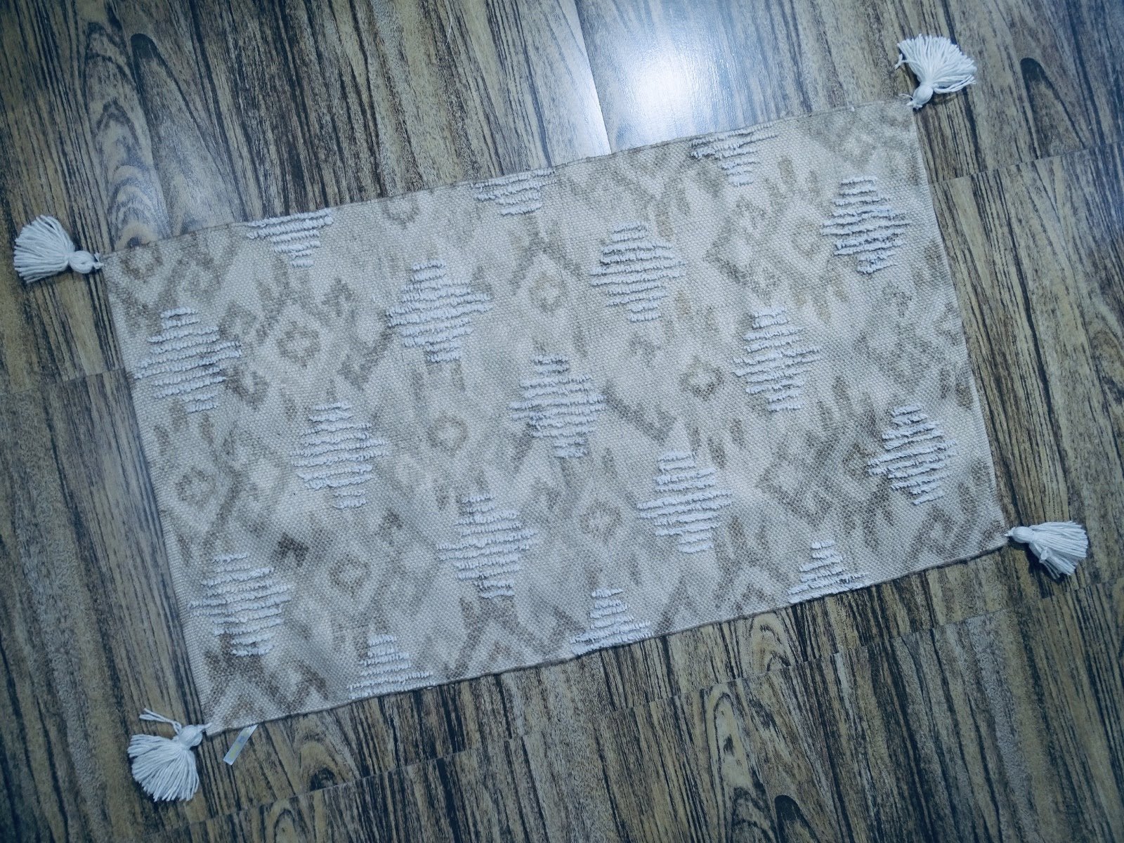 Tufted accent rug with corner tussels (25"x45") Home Furnishings La Vie Bien Tufted accent rug with corner tussels (25"x45")