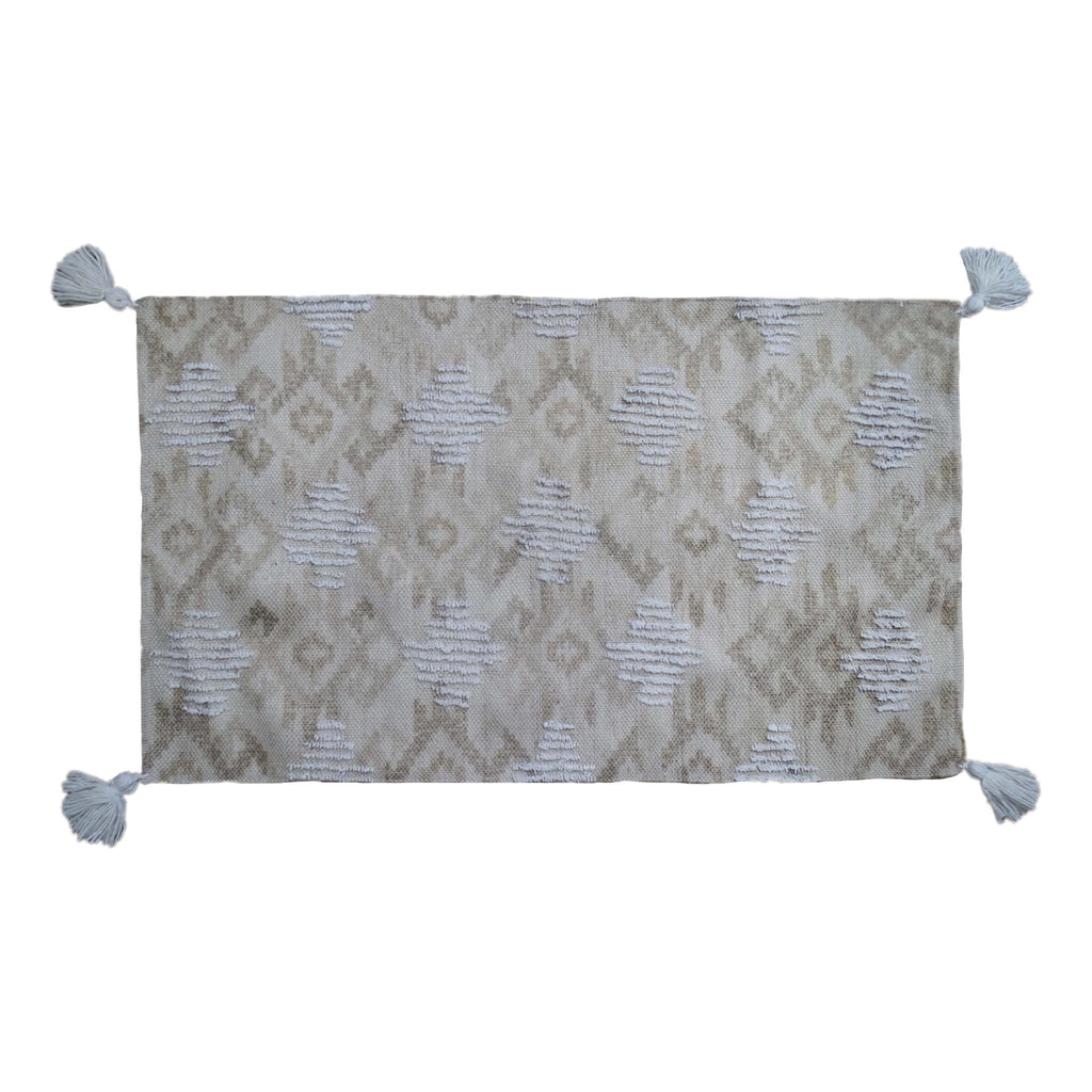 Tufted accent rug with corner tussels (25"x45")