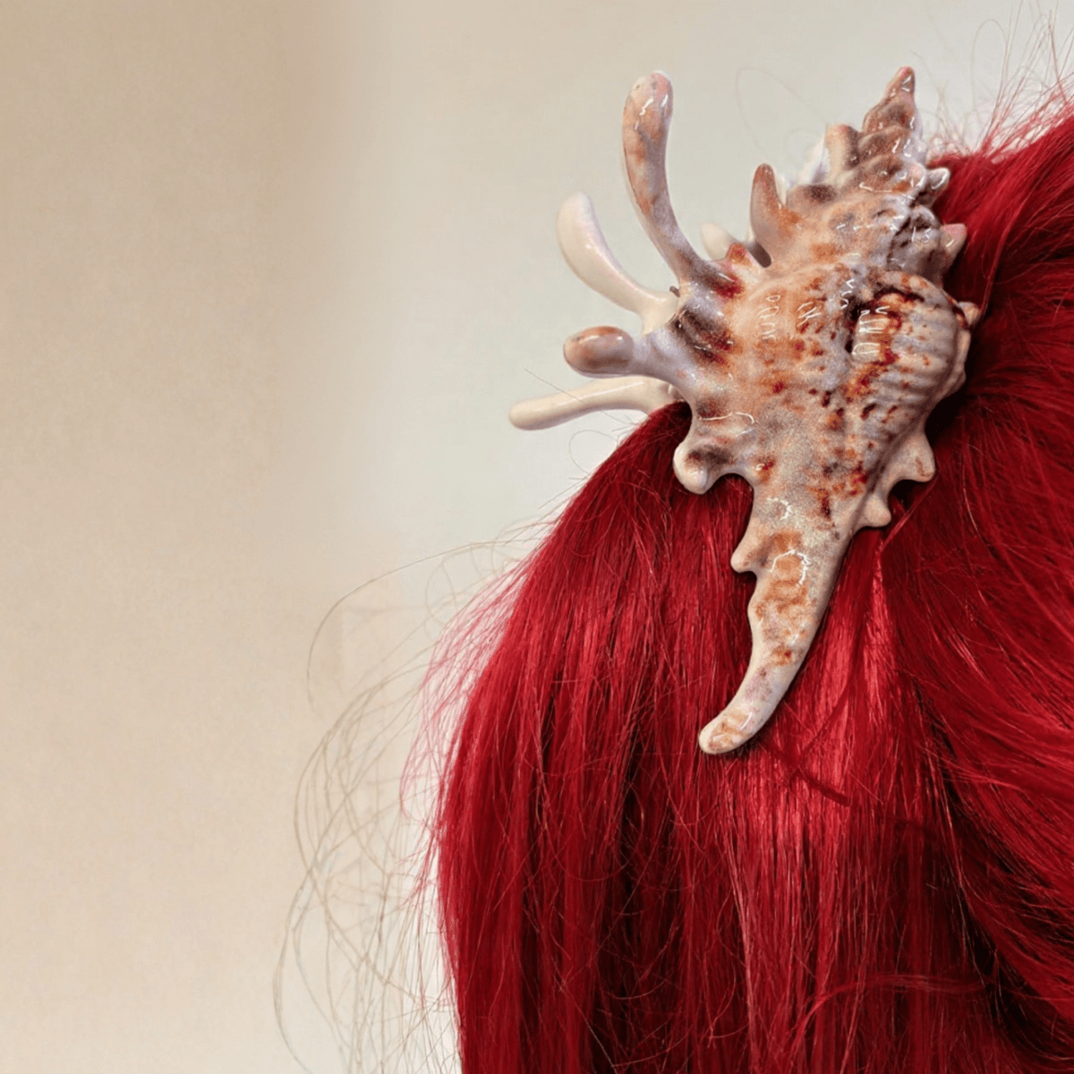 Velvet Claws Realistic Conch Shell Hair Claw in Natural Brown and White Hair Clip La Vie Bien Velvet Claws Realistic Conch Shell Hair Claw in Natural Brown and White
