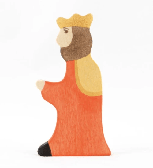 Wooden King and Queen figurines by PoppyBabyCo